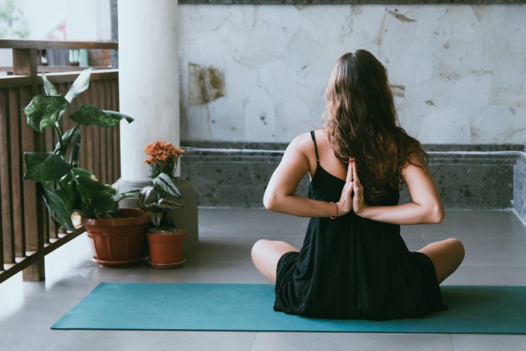 s'entraîner à jeun - jeune femme faisant du yoga