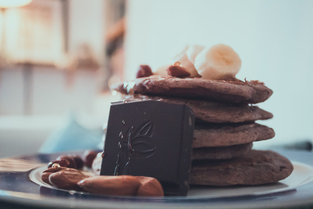Trois ingrédients, dix minutes de préparation ! Et  voici de délicieux pancakes à la banane prêts pour un peit-déjeuner de qualité !