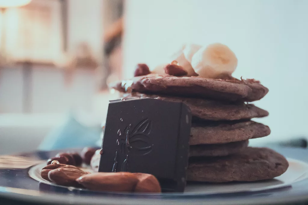 Trois ingrédients, dix minutes de préparation ! Et  voici de délicieux pancakes à la banane prêts pour un peit-déjeuner de qualité !