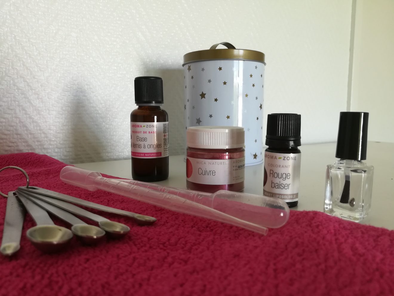 Vernis Naturel de chez Aroma Zone Red Glitter Margaux Lifestyle