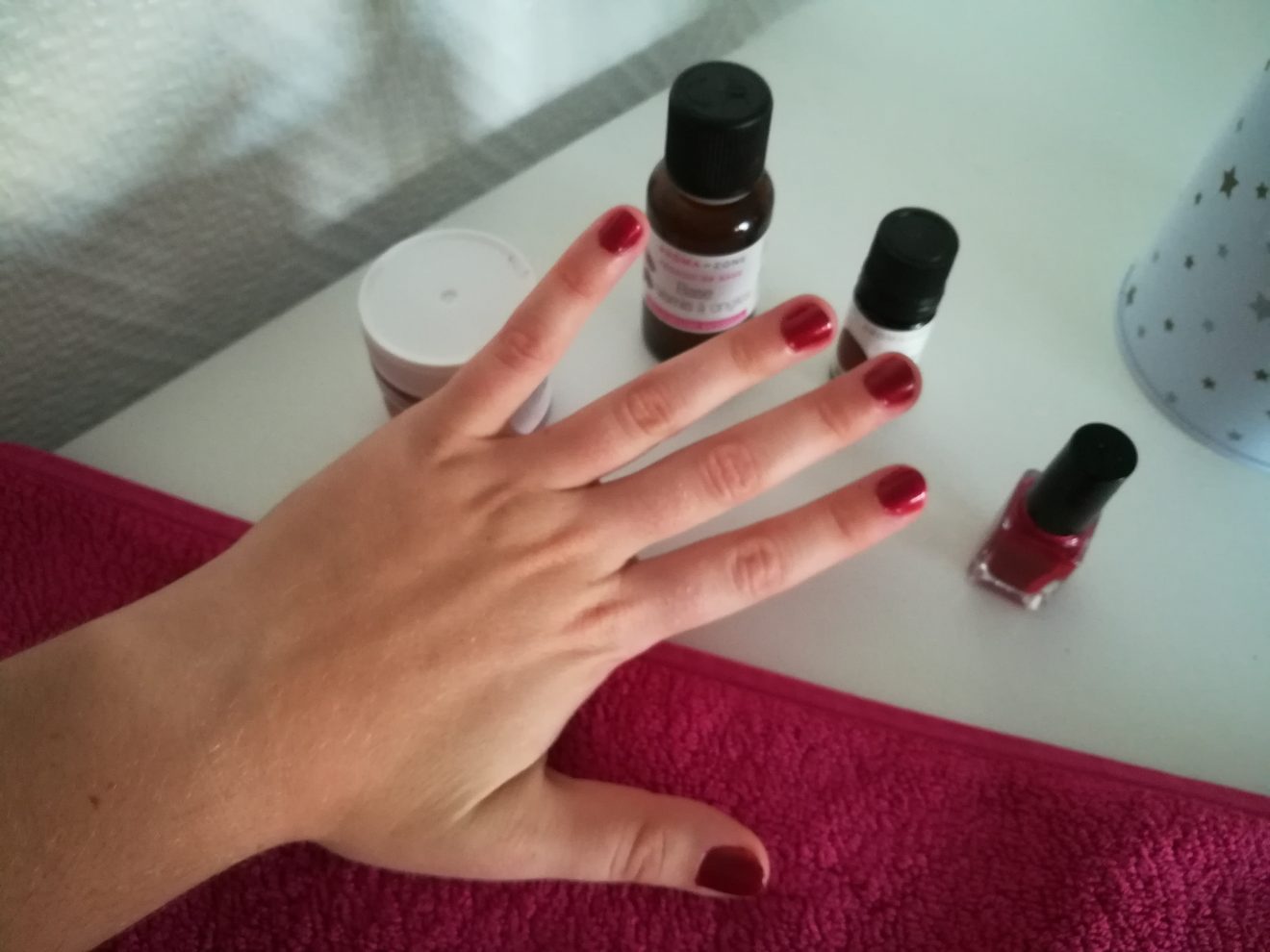 Vernis Naturel de chez Aroma Zone Red Glitter Margaux Lifestyle