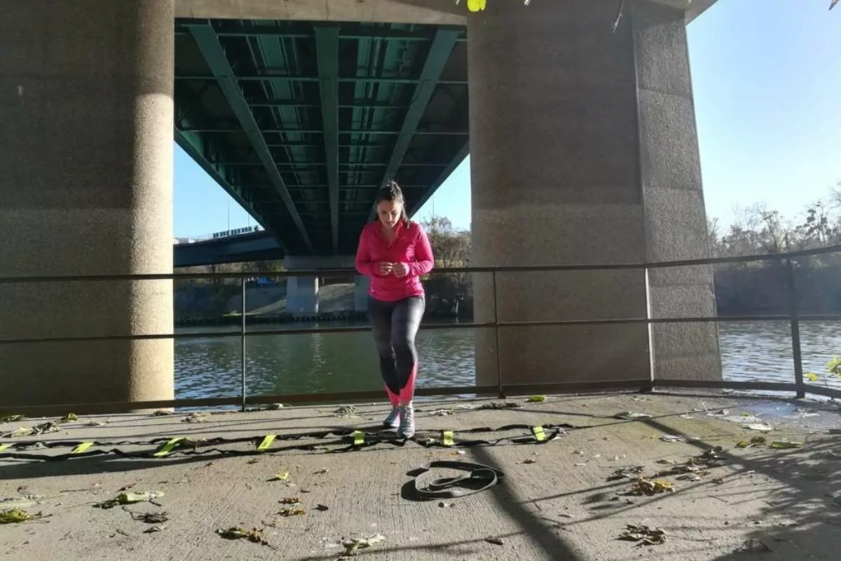 Et si on combinait une séance de renforcement musculaire bas du corps avec de la proprioception et du cardio ? Je te propose de découvrir mon Agility Training qui te laissera les jambes tremblantes !