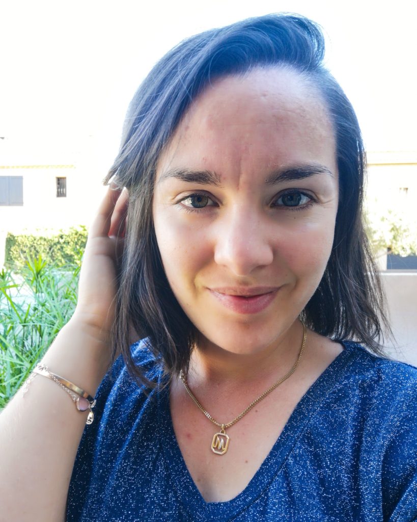 Envie de dire adieu à ton acné avec des produits bio? Dans cet article, je te dévoile ma routine naturelle qui a transformé ma peau. Tu y trouveras des astuces simples et efficaces pour retrouver une peau saine et éclatante. Lis la suite pour découvrir comment j'ai fait!