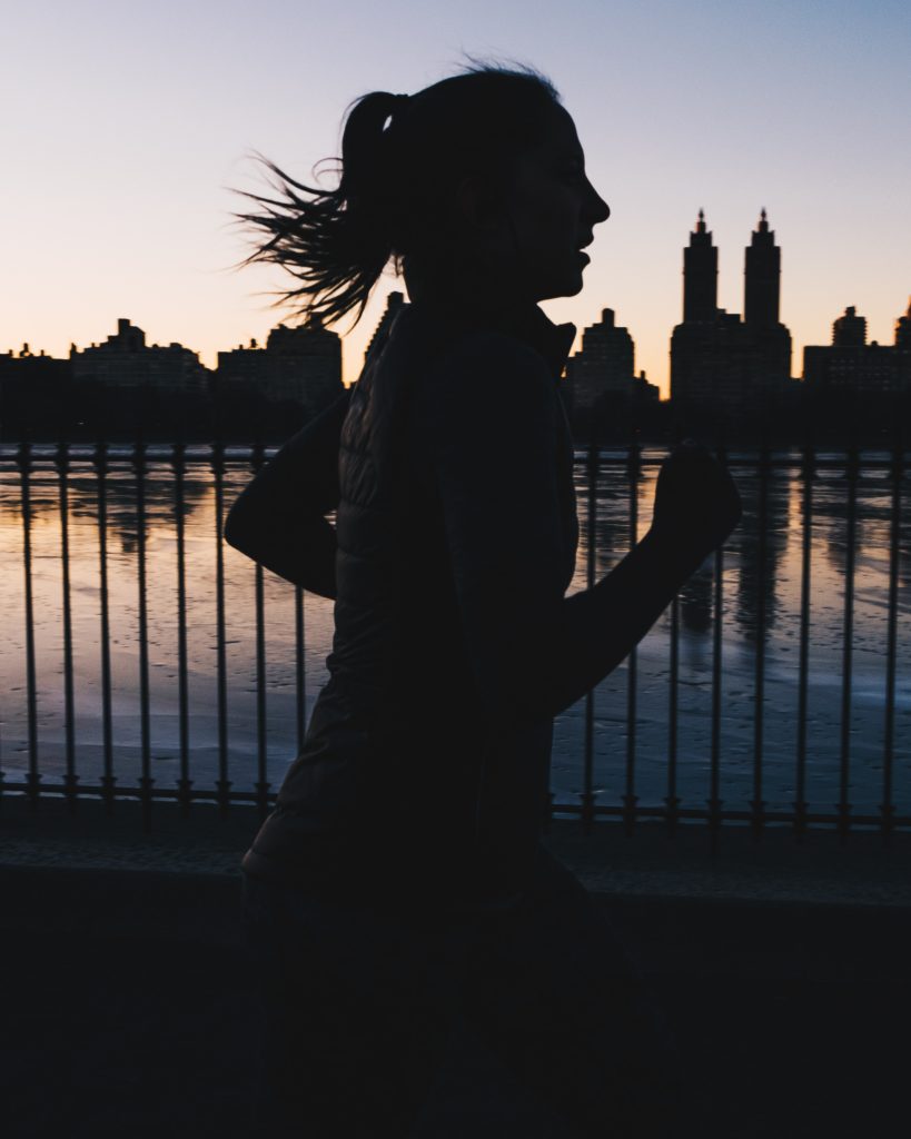 une femme qui court le soir