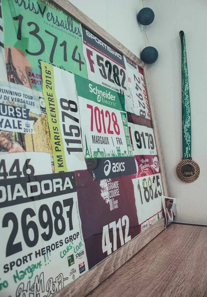 Cela fait quelques temps que tu as commencé la course à pied. Tu as même participé à des courses officielles, et tu collectionnes les médailles aussi bien que les dossards. Et tu te demandes ce que tu pourrais faire de tes dossards. Je te propose un petit DIY de décoration spéciale runneur : un patchowork de dossards !