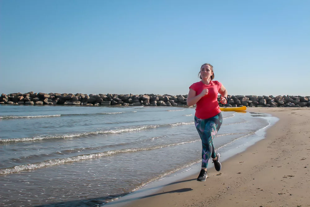 Débuter la course à pied peut sembler intimidant, surtout lorsque l’on manque de souffle, de repères ou de confiance en soi. Avec mon expérience, j’ai compris que l’essentiel pour bien commencer est de courir sans pression, en avançant progressivement et en écoutant ses sensations plutôt que les chiffres ou les performances. Dans cet article, je partage mes meilleurs conseils pour t’aider à débuter la course à pied sereinement, prendre du plaisir dès les premières sorties et t’inscrire dans une pratique durable.
