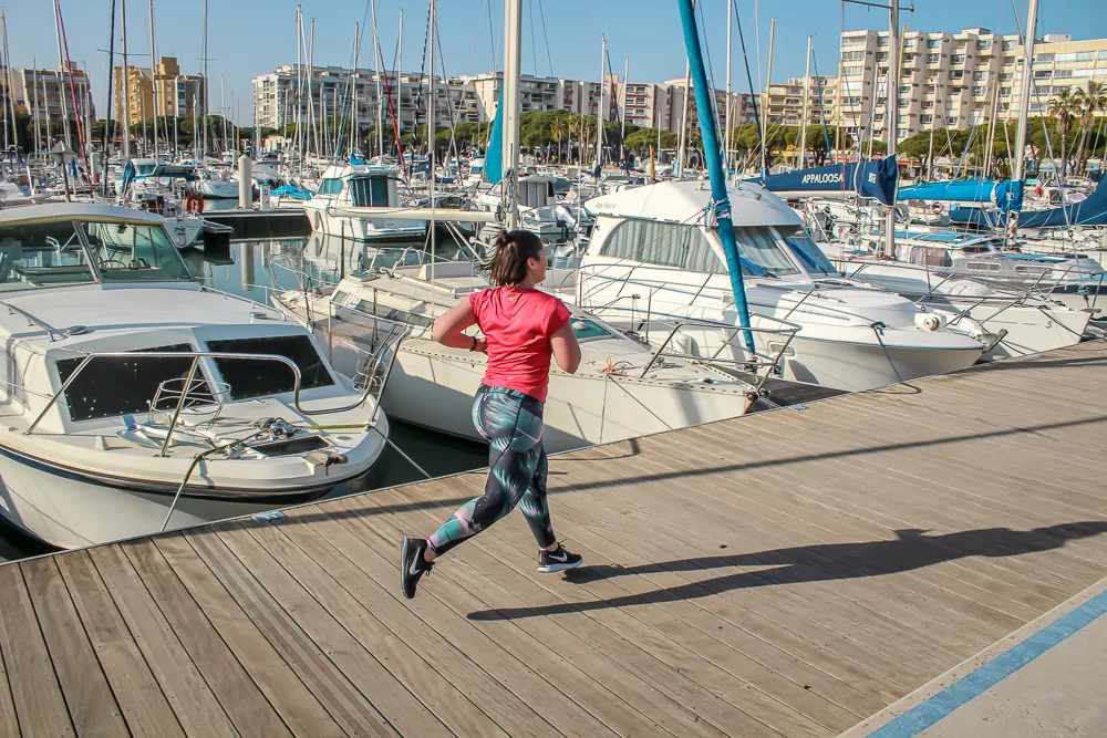 Débuter la course à pied peut sembler intimidant, surtout lorsque l’on manque de souffle, de repères ou de confiance en soi. Avec mon expérience, j’ai compris que l’essentiel pour bien commencer est de courir sans pression, en avançant progressivement et en écoutant ses sensations plutôt que les chiffres ou les performances. Dans cet article, je partage mes meilleurs conseils pour t’aider à débuter la course à pied sereinement, prendre du plaisir dès les premières sorties et t’inscrire dans une pratique durable.