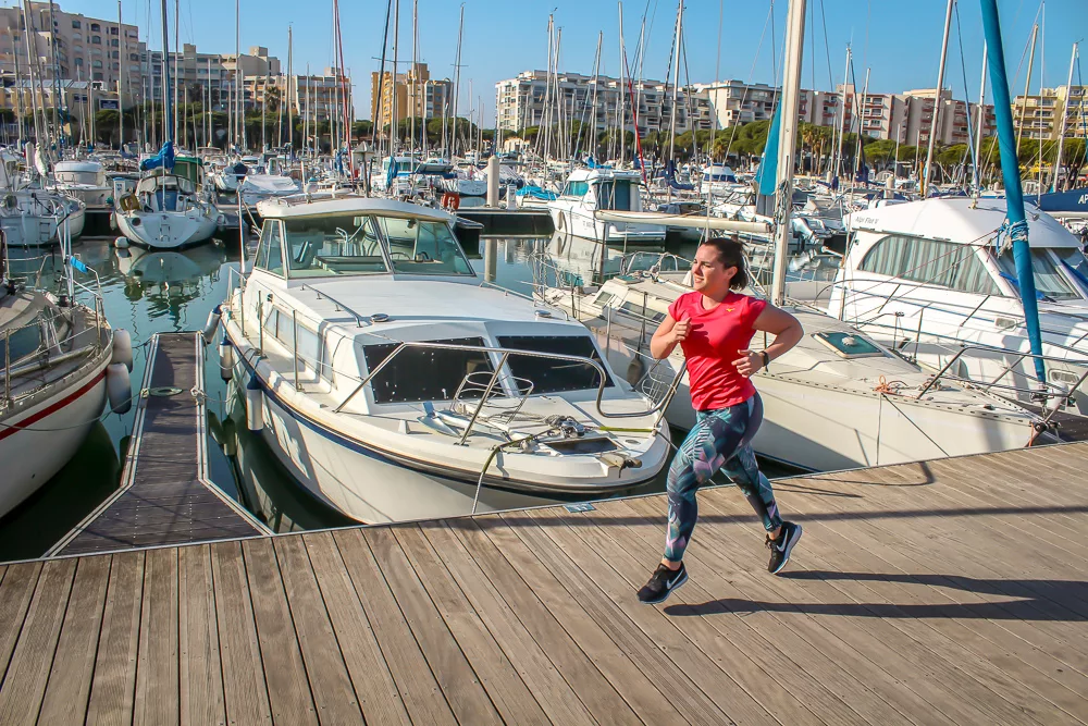 Débuter la course à pied peut sembler intimidant, surtout lorsque l’on manque de souffle, de repères ou de confiance en soi. Avec mon expérience, j’ai compris que l’essentiel pour bien commencer est de courir sans pression, en avançant progressivement et en écoutant ses sensations plutôt que les chiffres ou les performances. Dans cet article, je partage mes meilleurs conseils pour t’aider à débuter la course à pied sereinement, prendre du plaisir dès les premières sorties et t’inscrire dans une pratique durable.