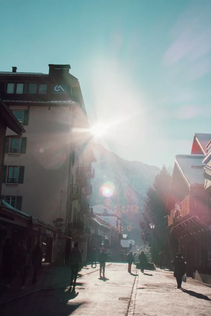 Découvrir Chamonix en hiver sans pratiquer le ski permet de profiter pleinement de la vallée autrement. Sites emblématiques accessibles, balades à pied ou en raquettes, thermes, centre-ville animé et panoramas spectaculaires offrent de nombreuses alternatives aux sports de glisse. Une destination idéale pour un séjour hivernal équilibré, entre découvertes, activités douces et moments de détente.