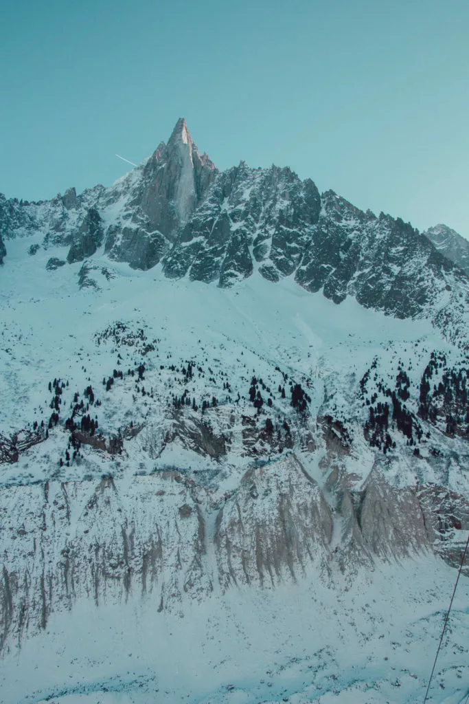 Découvrir Chamonix en hiver sans pratiquer le ski permet de profiter pleinement de la vallée autrement. Sites emblématiques accessibles, balades à pied ou en raquettes, thermes, centre-ville animé et panoramas spectaculaires offrent de nombreuses alternatives aux sports de glisse. Une destination idéale pour un séjour hivernal équilibré, entre découvertes, activités douces et moments de détente.