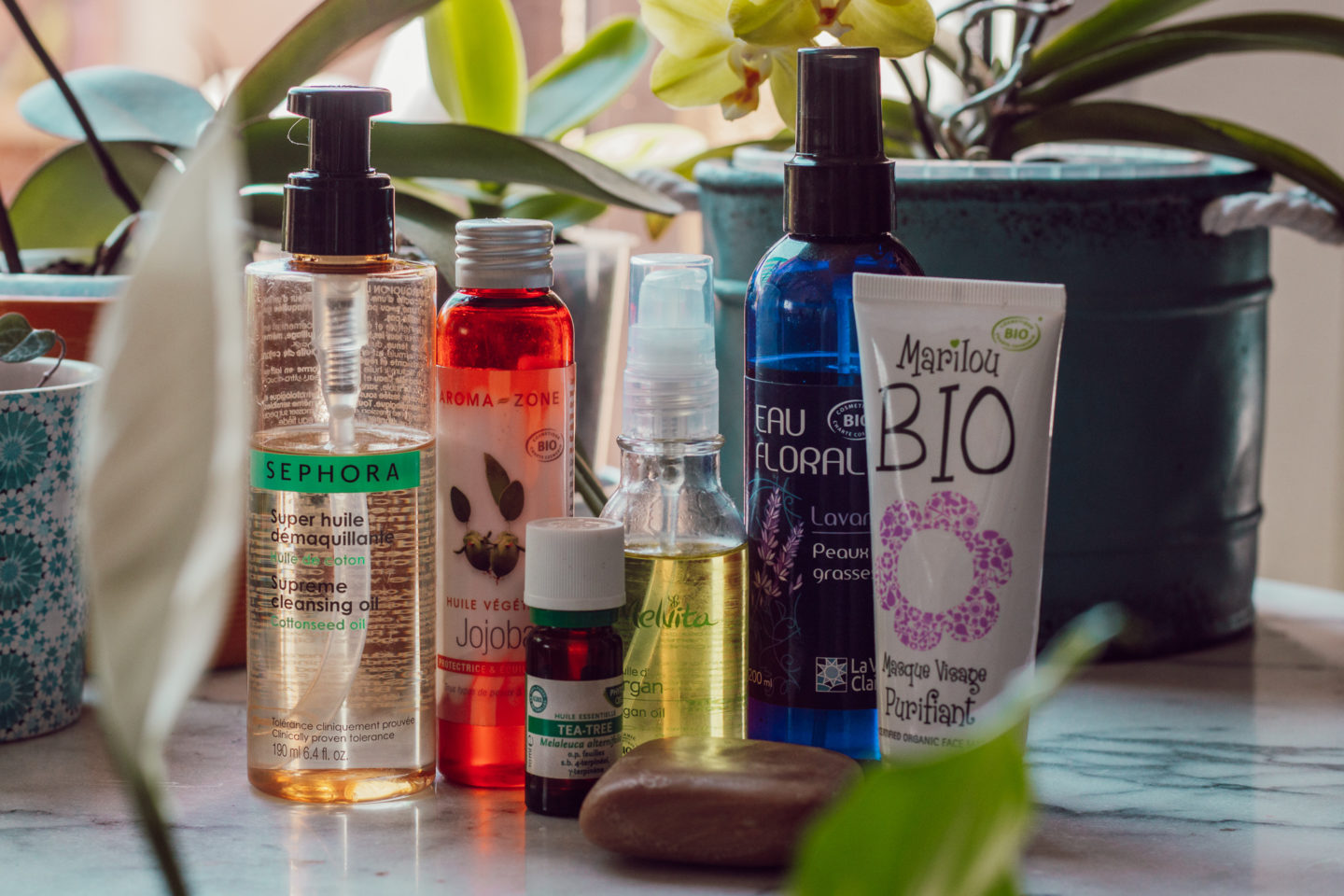 Envie de dire adieu à ton acné avec des produits bio? Dans cet article, je te dévoile ma routine naturelle qui a transformé ma peau. Tu y trouveras des astuces simples et efficaces pour retrouver une peau saine et éclatante. Lis la suite pour découvrir comment j'ai fait!