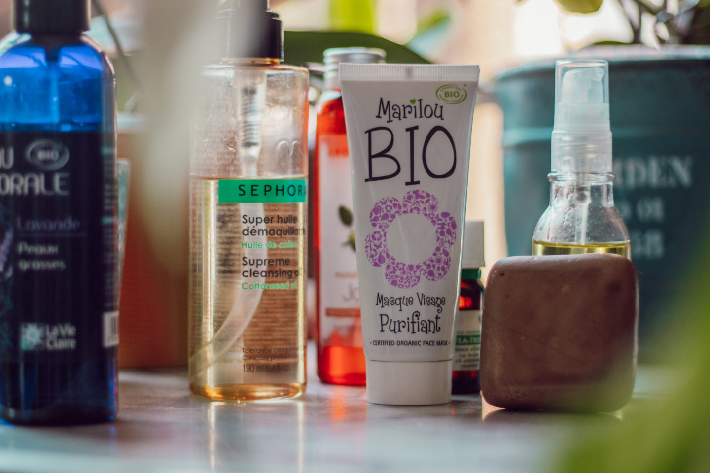 Envie de dire adieu à ton acné avec des produits bio? Dans cet article, je te dévoile ma routine naturelle qui a transformé ma peau. Tu y trouveras des astuces simples et efficaces pour retrouver une peau saine et éclatante. Lis la suite pour découvrir comment j'ai fait!