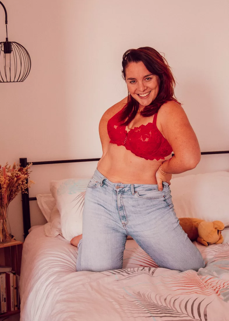 Porter de la belle lingerie, c'est se faire du bien rien que pour soi, sans attendre le regard des autres. Ça permet de se sentir jolie, même si personne ne la voit, juste pour le plaisir d'avoir des matières douces et des coupes qui mettent en valeur son corps. C'est un petit geste d'amour envers soi-même qui aide à se sentir plus confiante au quotidien.