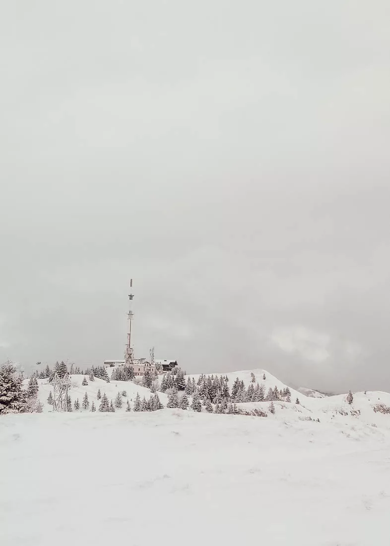 Partons à la découverte du Pays de Gex, une petite région de l'Ain coincée entre la Haute Savoie, le Jura et la Suisse. Parfaite pour découvrir le ski de fond, le ski de randonnée et les randonnées en raquettes.