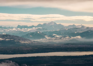Partons à la découverte du Pays de Gex, une petite région de l'Ain coincée entre la Haute Savoie, le Jura et la Suisse. Parfaite pour découvrir le ski de fond, le ski de randonnée et les randonnées en raquettes.