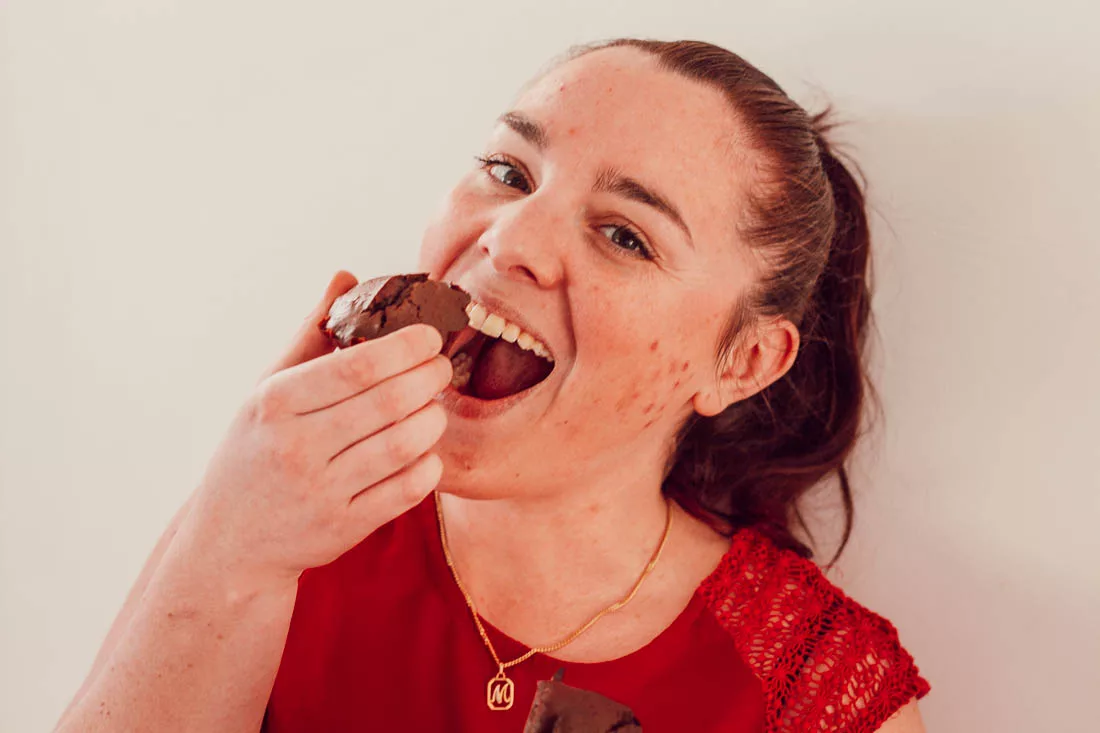 Dès l'instant où je commence à faire attention à mon alimentation, les pulsions alimentaires débarquent ! Je ne pense qu'à manger, du matin au soir. Comme si mon cerveau n'avait plus qu'une seule obsession : celle du prochain repas. Découvre 5 conseils pour lutter contre les pulsions alimentaires.