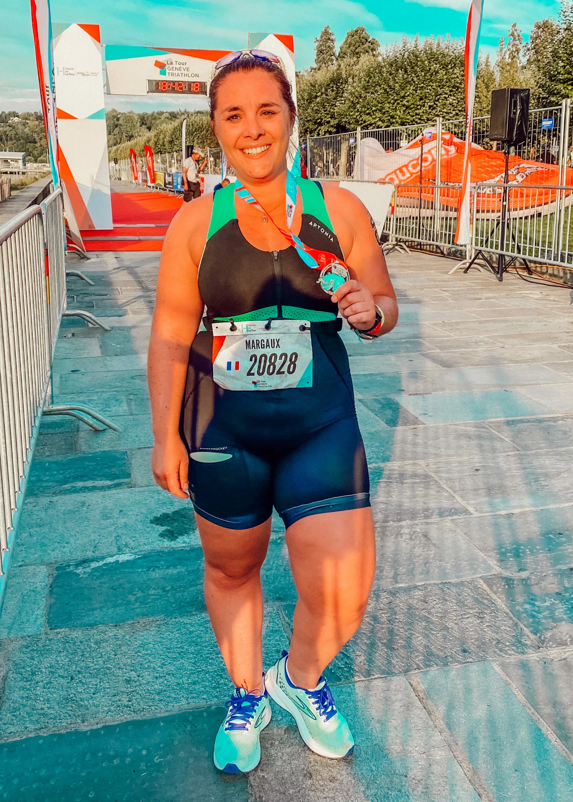 Dans cet article, je partage mon expérience palpitante de participation au triathlon S de Genève en 2021, une aventure qui marque mon baptême dans le monde du triathlon. En décrivant les défis surmontés, les moments forts de la course et les émotions ressenties, je retrace mon parcours depuis la ligne de départ jusqu'à la ligne d'arrivée. Que tu envisages de te lancer dans le triathlon ou que tu cherches simplement à te motiver, plonge dans mon récit pour découvrir les joies et les défis de cette discipline exaltante.