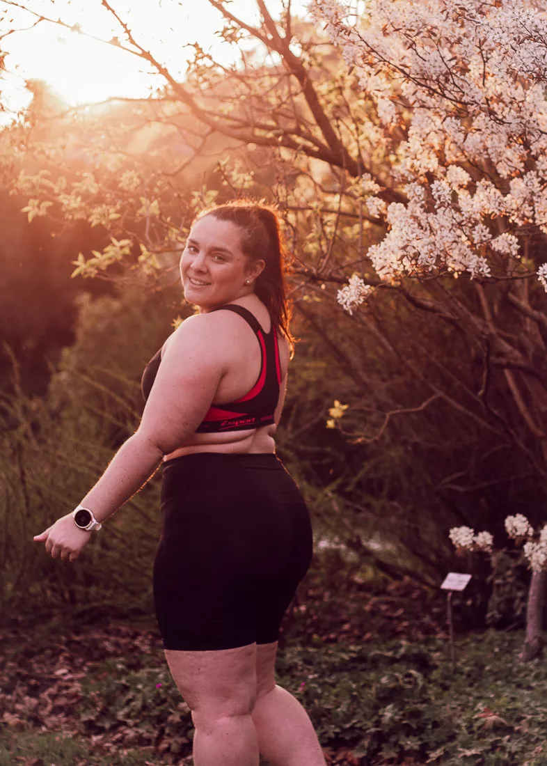 Tu galères à trouver la brassière de sport parfaite pour ta forte poitrine ? Découvre mes astuces pour choisir un modèle adapté qui te soutiendra efficacement pendant tes séances. Apprends également comment entretenir ta brassière pour qu'elle garde toute son efficacité au fil du temps.