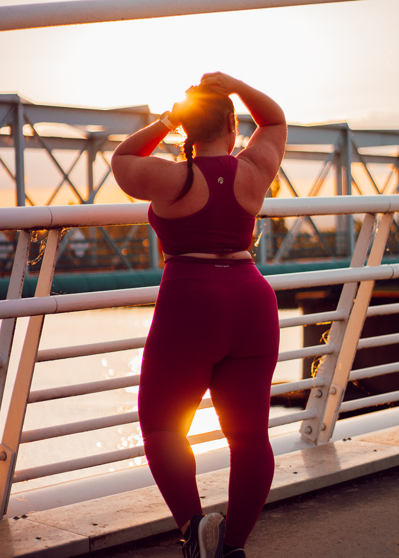 Comment avoir de belles jambes ? Focus sur deux exercices fitness : le squat et la fente. Lequel des deux est le plus efficace pour obtenir des jambes de rêve ?