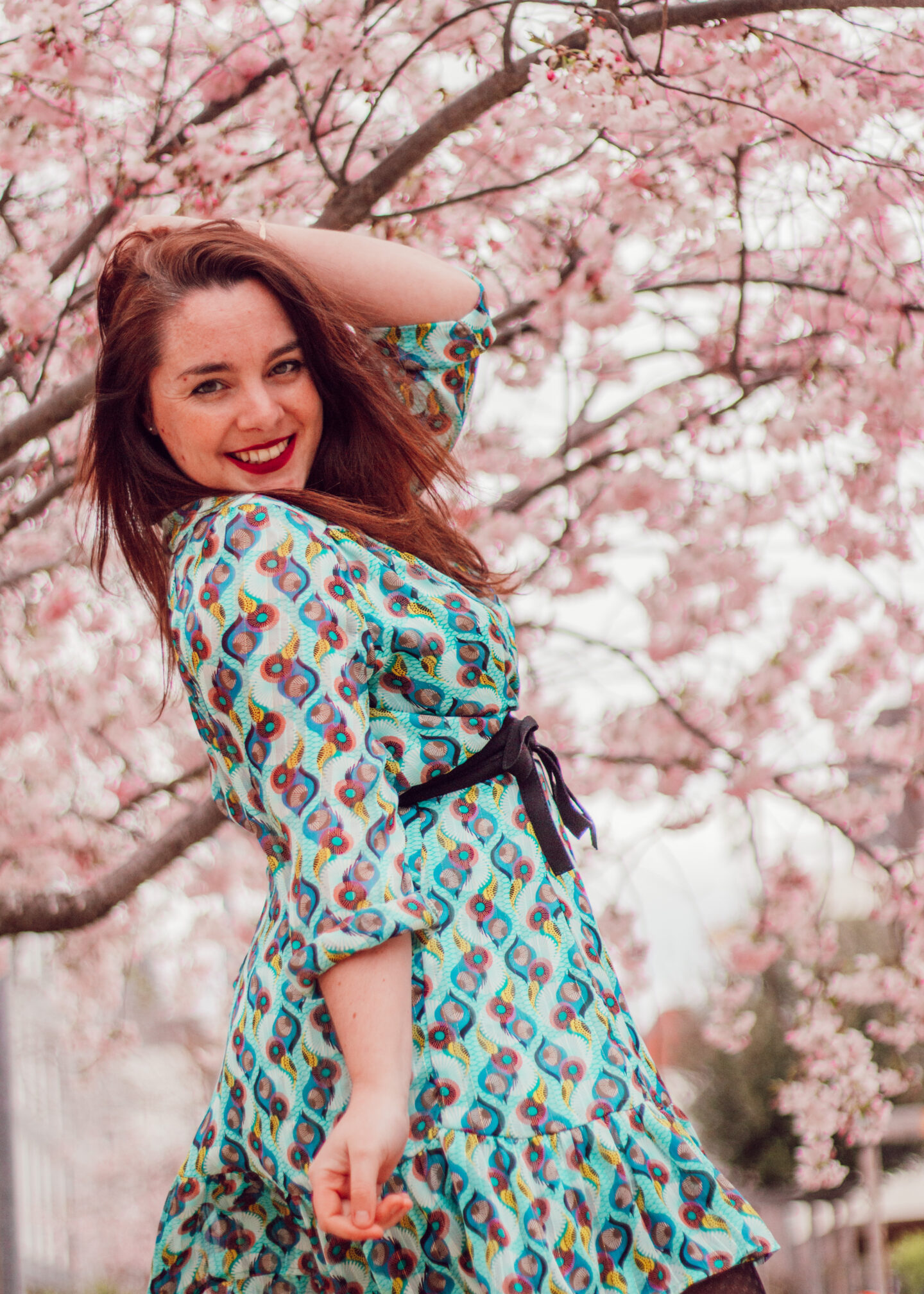 À chaque fois que l'on te prend en photo, c'est la même chose, tu ne t'aimes pas, et tu ne te trouves pas photogénique. Découvre la règle d'or qui se cache derrière chaque photo réussie. Car toutes les femmes sont photogéniques !