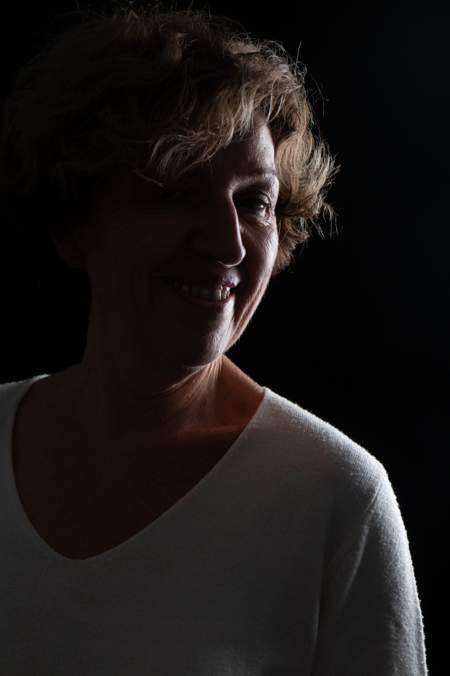 À chaque fois que l'on te prend en photo, c'est la même chose, tu ne t'aimes pas, et tu ne te trouves pas photogénique. Découvre la règle d'or qui se cache derrière chaque photo réussie. Car toutes les femmes sont photogéniques !