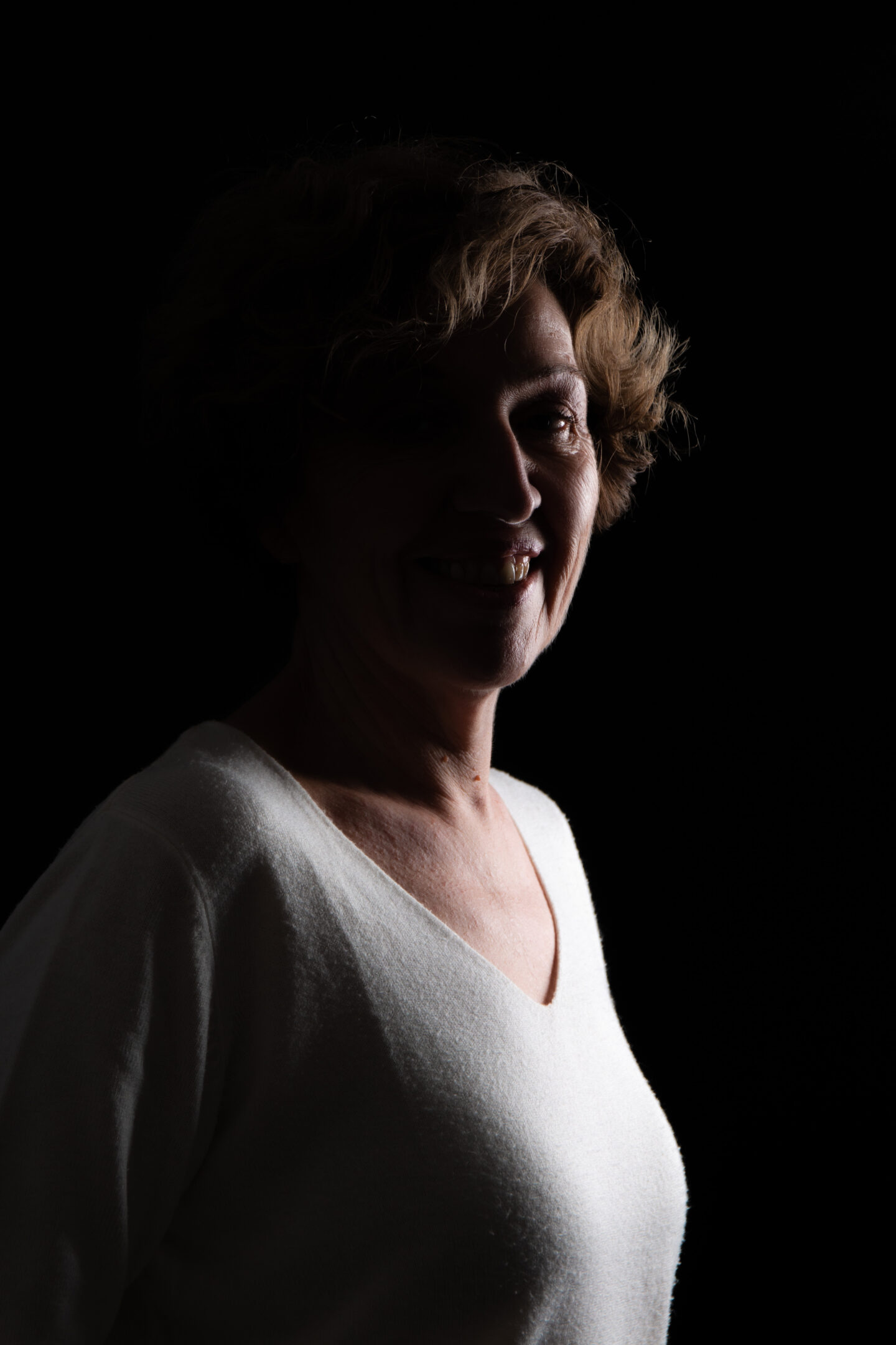 À chaque fois que l'on te prend en photo, c'est la même chose, tu ne t'aimes pas, et tu ne te trouves pas photogénique. Découvre la règle d'or qui se cache derrière chaque photo réussie. Car toutes les femmes sont photogéniques !