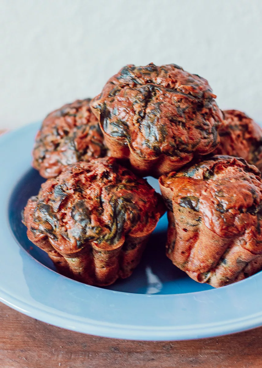Une délicieuse recette de muffins aux épinards, ça te tente ? C'est par ici que cela passe ! Je te propose de découvrir ma recette, simple et succulente !
