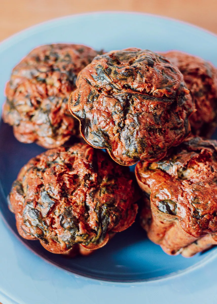 Une délicieuse recette de muffins aux épinards, ça te tente ? C'est par ici que cela passe ! Je te propose de découvrir ma recette, simple et succulente !