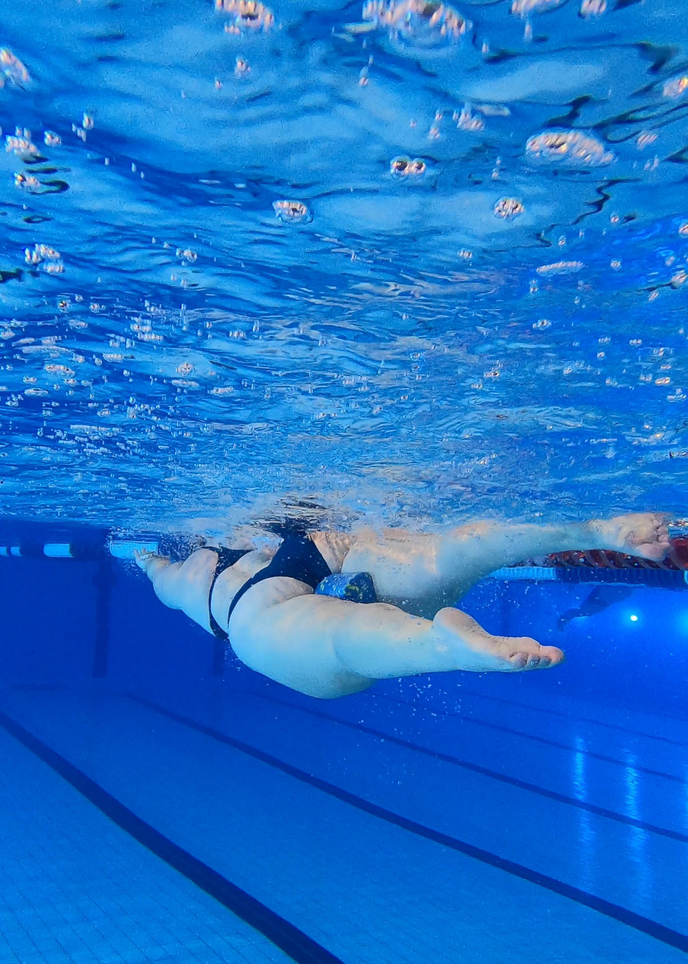 Pour améliorer ton crawl, il est important de travailler la posture dans l'eau. La tête, les épaules et les hanches doivent être alignées à la surface de l'eau. Plus les fesses seront basses, plus la résistance à l'eau augmentera.