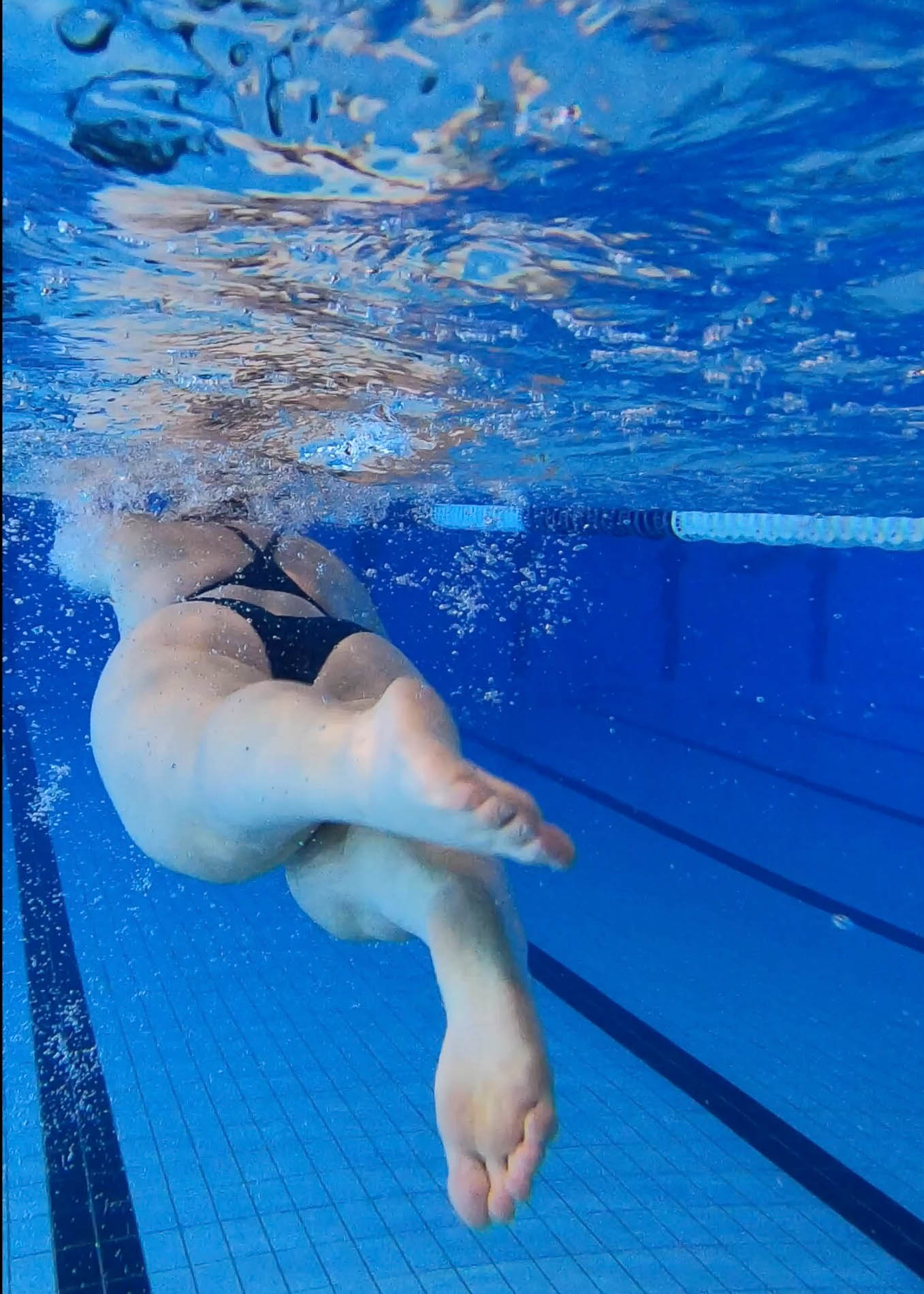 Pour améliorer ton crawl, il est important de travailler la posture dans l'eau. La tête, les épaules et les hanches doivent être alignées à la surface de l'eau. Plus les fesses seront basses, plus la résistance à l'eau augmentera.