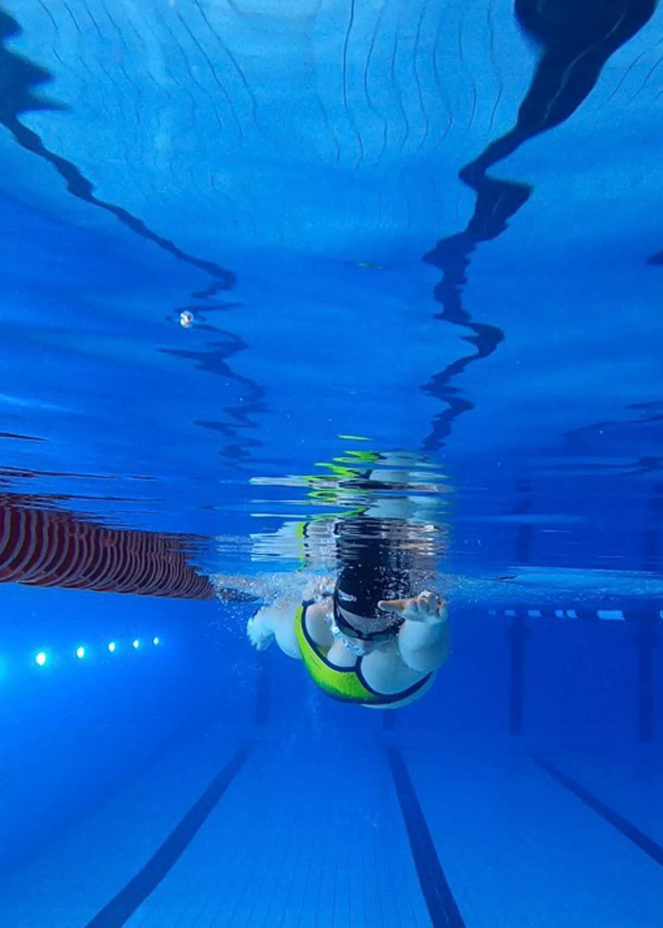 Un bon battement de bras est essentiel pour un crawl efficace. Il s'agit ici d'un des 5 points clés à travailler pour améliorer son crawl