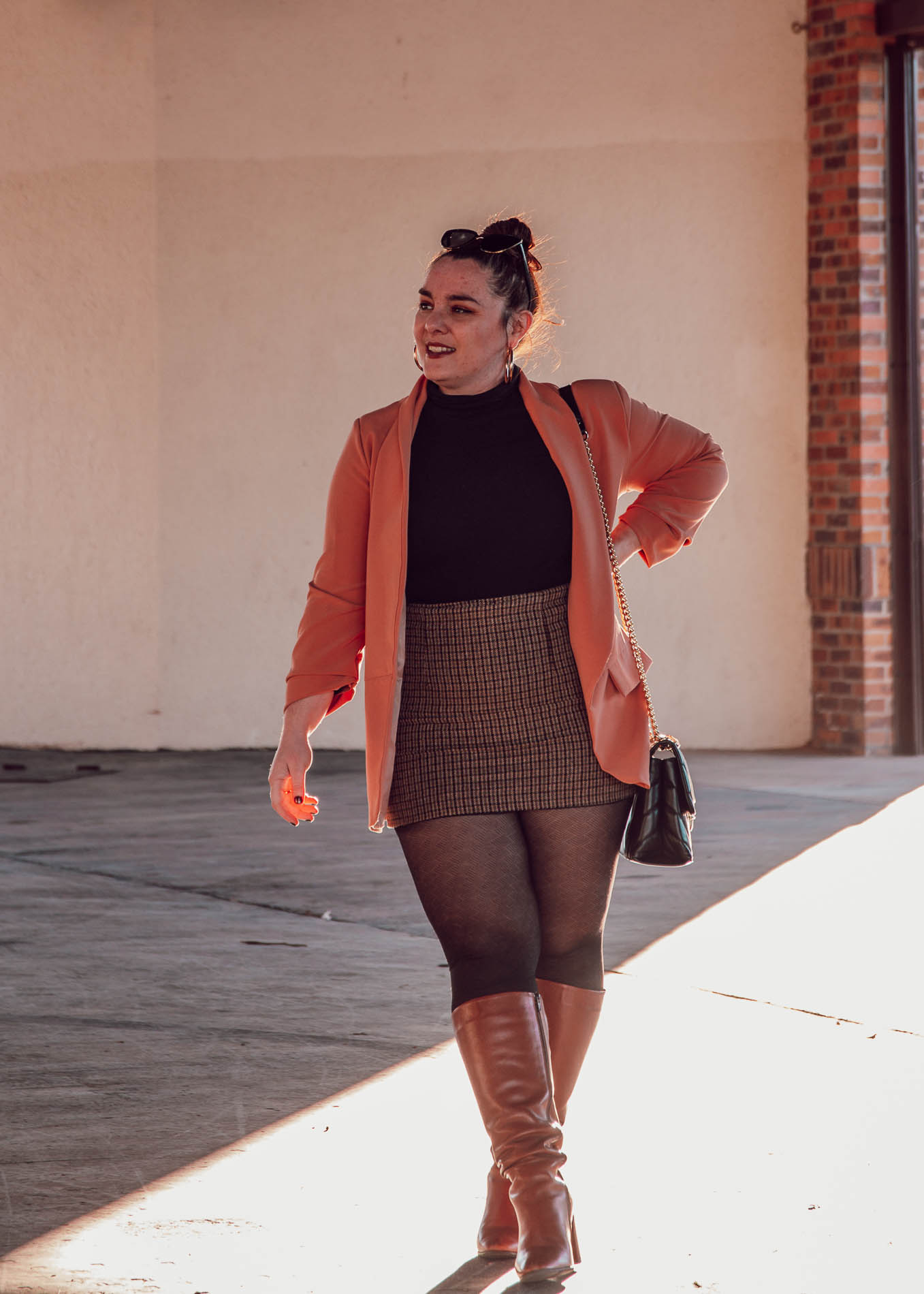 Quand tu as des formes (et du mal à les accepter), s'habiller peut être un véritable calvaire. Tu en viens à te cacher dans tes vêtements, et à t'interdire certaines pièces sous prétexte que cela ne convient pas à ta morphologie pulpeuse. Comme la jupe. Or la jupe peut être un véritable atout pour mettre en valeurs tes formes !