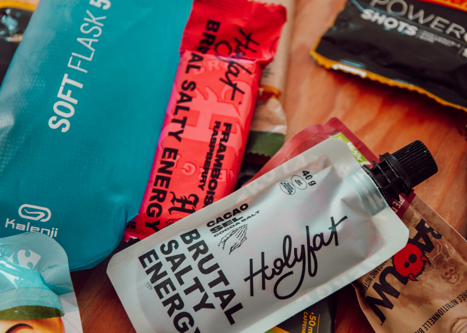 Qui dit sport d'endurance, dit nutrition sportive. Ce que tu vas choisir de manger et de boire pendant l'effort va être déterminant pour tes résultats sportifs. Je te propose de découvrir la nutrition et l'hydratation mises en place par ma diététicienne pour m'accompagner dans mes entraînements ou mes courses officielles.