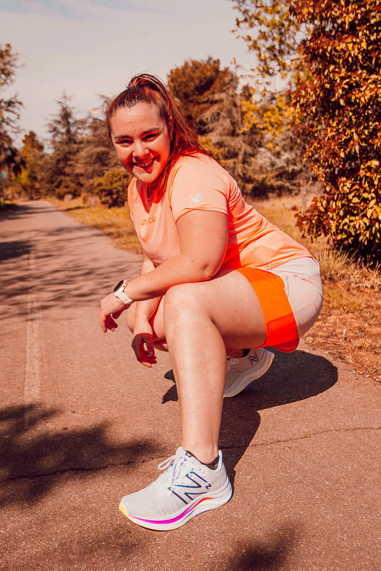 Fille Portant Un Haut D'entraînement Sportif Posant En Automne