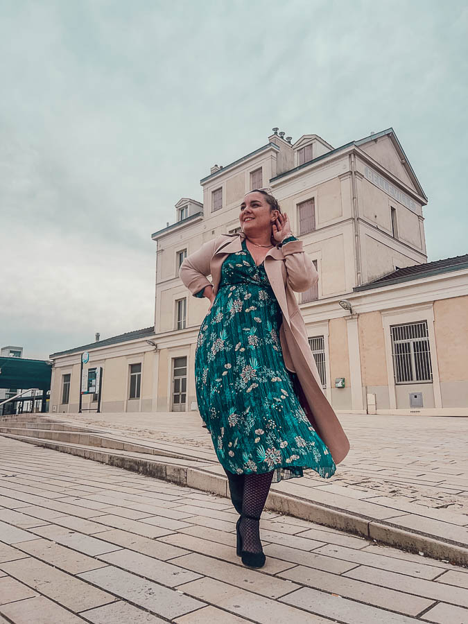 Dans cet article, nous explorons l'importance de choisir des tenues adaptées à sa morphologie. En comprenant sa silhouette unique et en suivant des conseils spécifiques, chaque femme peut mettre en valeur ses atouts et renforcer sa confiance en elle. Que tu aies une morphologie en V, en A, en H, en O ou en X, il existe des astuces pour trouver les vêtements parfaits qui te feront rayonner à chaque occasion.