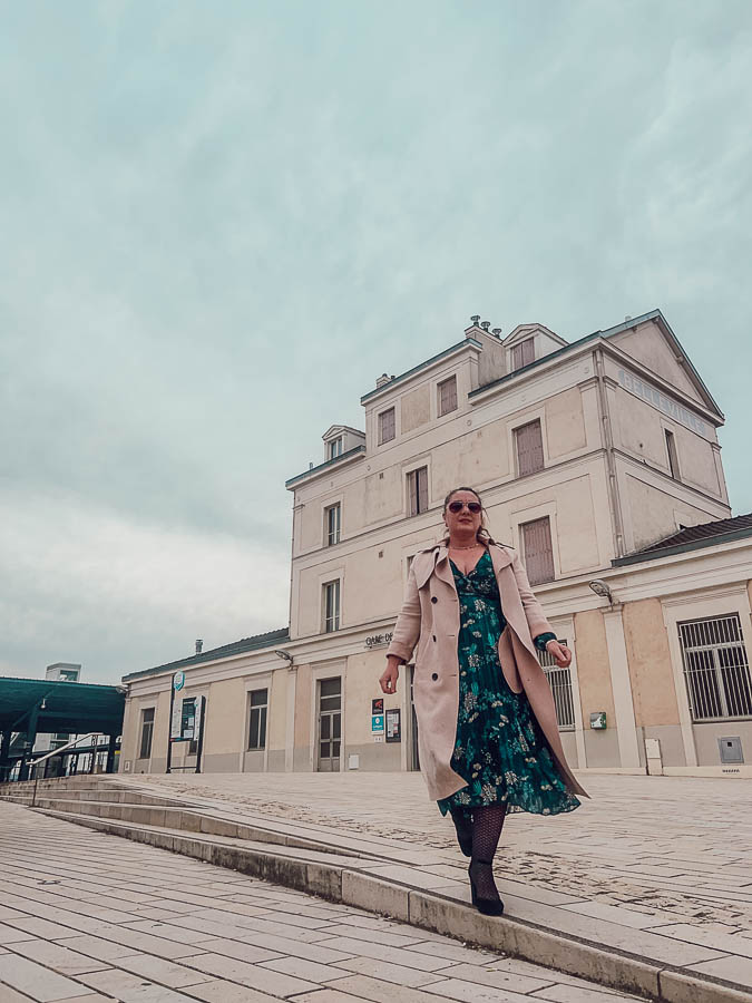 Dans cet article, nous explorons l'importance de choisir des tenues adaptées à sa morphologie. En comprenant sa silhouette unique et en suivant des conseils spécifiques, chaque femme peut mettre en valeur ses atouts et renforcer sa confiance en elle. Que tu aies une morphologie en V, en A, en H, en O ou en X, il existe des astuces pour trouver les vêtements parfaits qui te feront rayonner à chaque occasion.