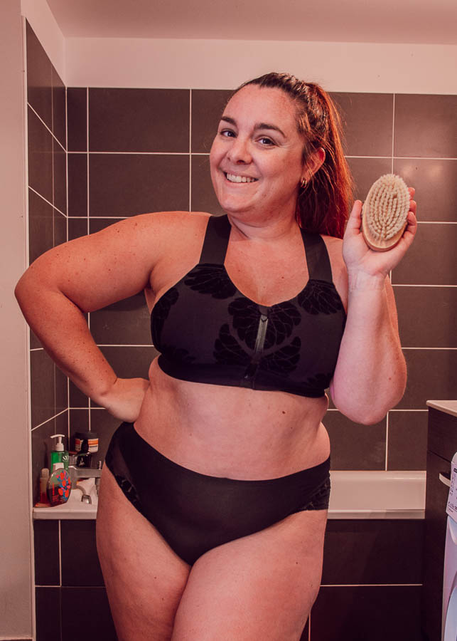 De la stimulation de la circulation sanguine à la réduction de la cellulite, le brossage à sec a de multiples bienfaits. Si tu recherches une routine bien-être simple et accessible, cet article est pour toi ! Tu y trouveras des conseils pour choisir la brosse parfaite, des techniques de brossage, et des précautions essentielles. 