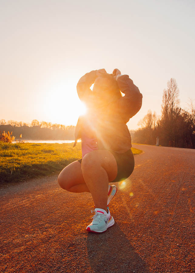 Dans cet article, je te partage sept conseils essentiels pour courir seule et restée motivée. Que tu définisses des objectifs clairs, explores de nouveaux itinéraires ou rejoignes une communauté de coureuses, je t'encourage à combiner ta motivation personnelle avec une discipline constante pour maintenir une pratique régulière et gratifiante de la course à pied. N'oublie pas : ta motivation t'inspire, mais ta discipline te maintient sur le bon chemin vers tes objectifs à long terme.