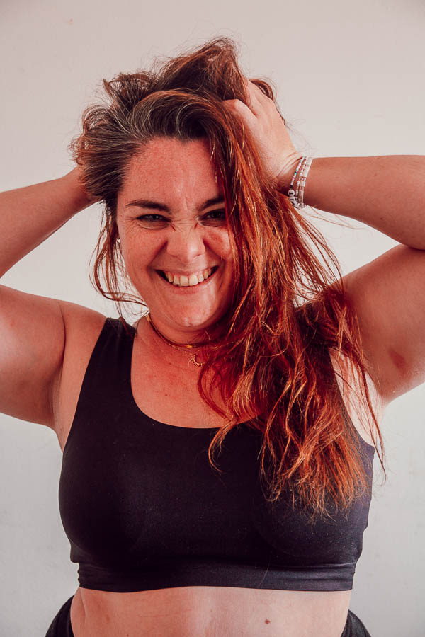 Tu souffres de démangeaisons et d'irritations du cuir chevelu après tes séances de sport ? Découvre des conseils pratiques pour apaiser ton cuir chevelu irrité, en comprenant les causes et en adoptant des soins adaptés. Transforme ta routine capillaire et retrouver des cheveux en bonne santé !