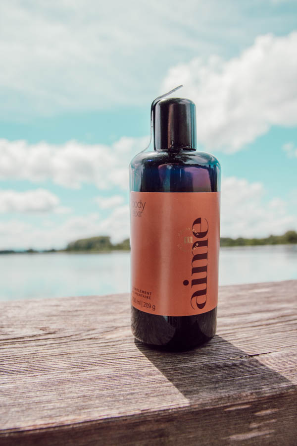 Les compléments alimentaires peuvent aider à combler les lacunes nutritionnelles et à fournir les nutriments essentiels qui peuvent manquer dans une alimentation équilibrée, soutenant ainsi une santé optimale. Pour les sportifs, ces suppléments peuvent améliorer la performance en offrant des sources concentrées de protéines, de vitamines, et de minéraux, essentiels à la récupération et à la croissance musculaire. Je te propose de faire le tour des compléments alimentaires que j'utilise.