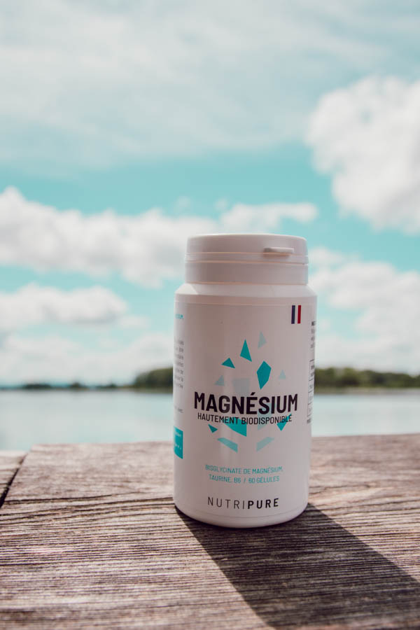 Les compléments alimentaires peuvent aider à combler les lacunes nutritionnelles et à fournir les nutriments essentiels qui peuvent manquer dans une alimentation équilibrée, soutenant ainsi une santé optimale. Pour les sportifs, ces suppléments peuvent améliorer la performance en offrant des sources concentrées de protéines, de vitamines, et de minéraux, essentiels à la récupération et à la croissance musculaire. Je te propose de faire le tour des compléments alimentaires que j'utilise.