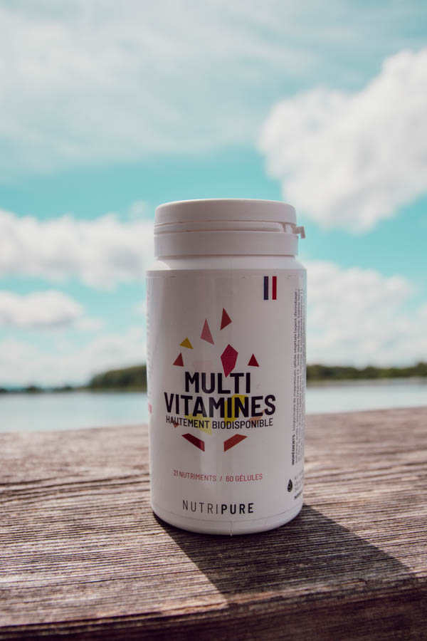 Les compléments alimentaires peuvent aider à combler les lacunes nutritionnelles et à fournir les nutriments essentiels qui peuvent manquer dans une alimentation équilibrée, soutenant ainsi une santé optimale. Pour les sportifs, ces suppléments peuvent améliorer la performance en offrant des sources concentrées de protéines, de vitamines, et de minéraux, essentiels à la récupération et à la croissance musculaire. Je te propose de faire le tour des compléments alimentaires que j'utilise.