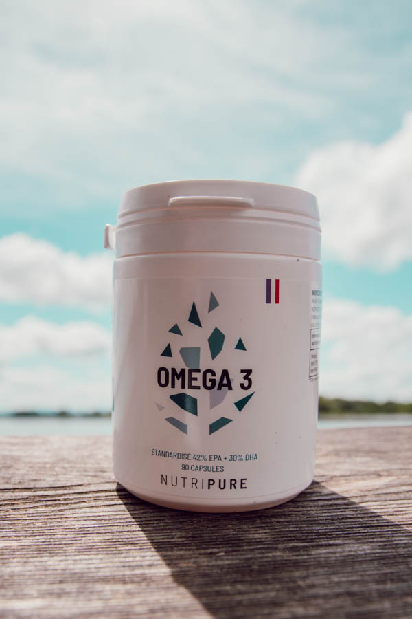 Les compléments alimentaires peuvent aider à combler les lacunes nutritionnelles et à fournir les nutriments essentiels qui peuvent manquer dans une alimentation équilibrée, soutenant ainsi une santé optimale. Pour les sportifs, ces suppléments peuvent améliorer la performance en offrant des sources concentrées de protéines, de vitamines, et de minéraux, essentiels à la récupération et à la croissance musculaire. Je te propose de faire le tour des compléments alimentaires que j'utilise.