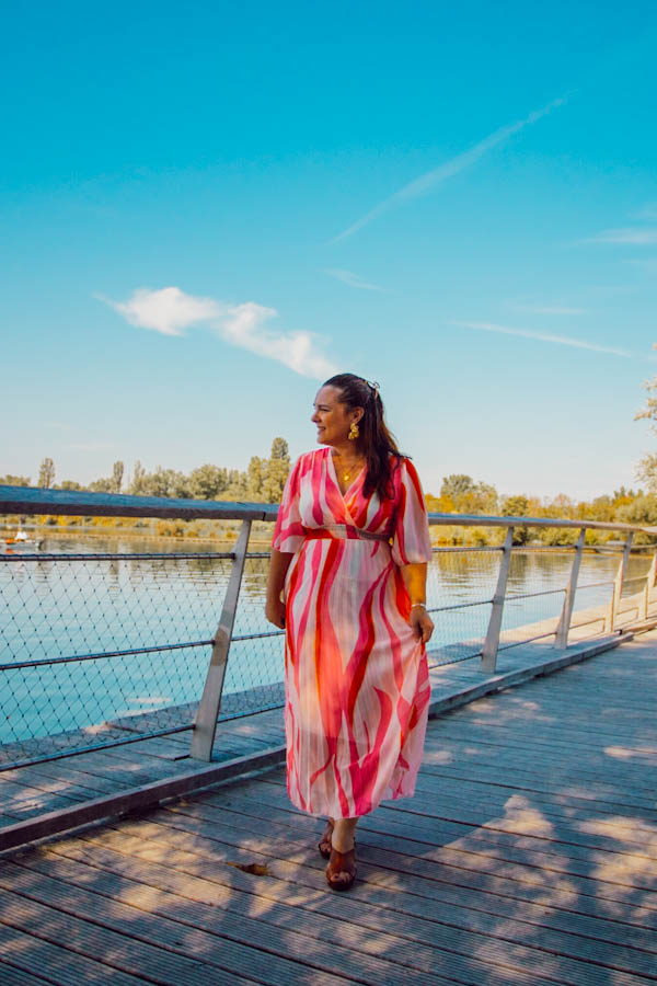 Découvrir son style en tant que femme midsize implique de comprendre sa morphologie, d'expérimenter différents styles et de trouver des marques inclusives qui célèbrent la diversité corporelle. En adoptant une attitude positive et bienveillante envers soi-même, chaque femme peut développer une image corporelle positive et se sentir confiante dans ses choix vestimentaires. 