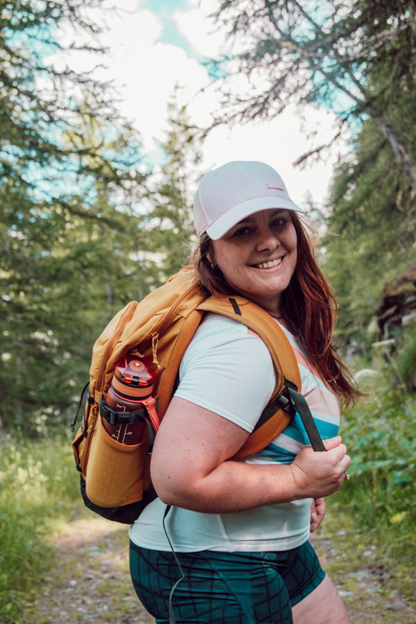 Adopter de bonnes pratiques en randonnée est essentiel pour garantir ta sécurité et celle de ton groupe, en évitant les accidents et en assurant une réaction appropriée en cas d'urgence. Cela permet également de préserver l'environnement naturel, en minimisant ton impact écologique et en respectant les écosystèmes fragiles. En suivant ces pratiques, tu pourras profiter pleinement de tes aventures en plein air tout en contribuant à la protection et à la durabilité des espaces naturels que tu explores.