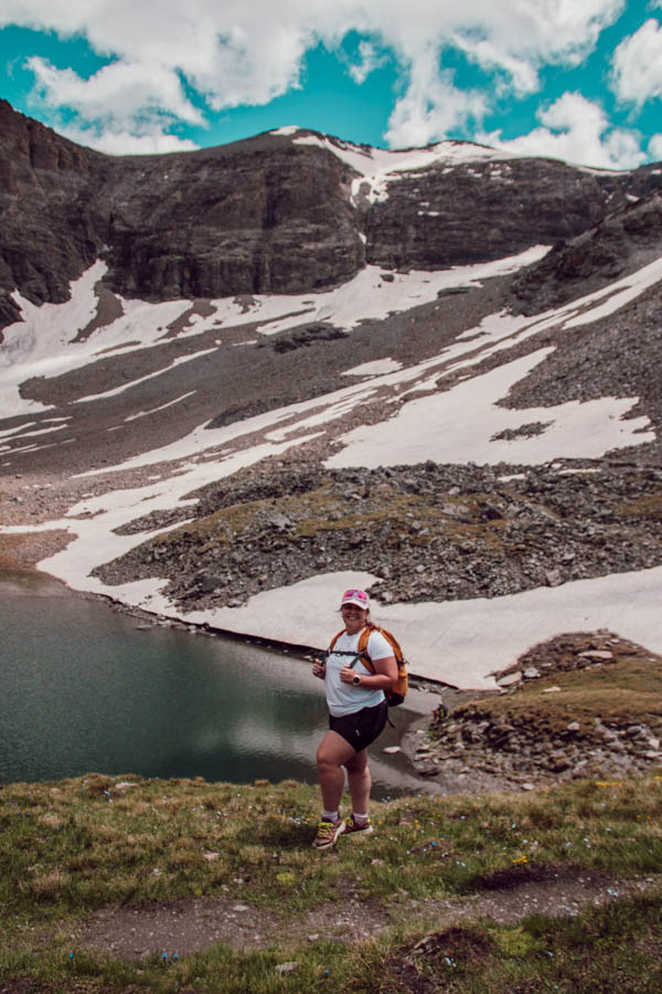 Cet article te présente les plus belles randonnées de Maurienne, des sentiers offrant des panoramas époustouflants et des expériences inoubliables au cœur des Alpes. Des itinéraires accessibles à tous niveaux te feront découvrir des lacs cristallins, des sommets majestueux et des refuges accueillants. Prépare tes chaussures de randonnée et pars à l'aventure dans cette région encore préservée du tourisme de masse!
