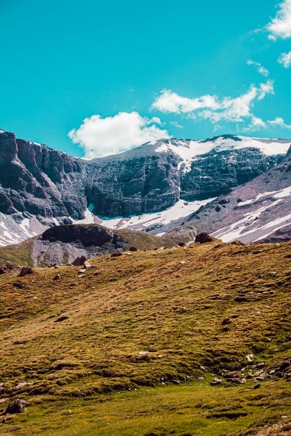 Cet article te présente les plus belles randonnées de Maurienne, des sentiers offrant des panoramas époustouflants et des expériences inoubliables au cœur des Alpes. Des itinéraires accessibles à tous niveaux te feront découvrir des lacs cristallins, des sommets majestueux et des refuges accueillants. Prépare tes chaussures de randonnée et pars à l'aventure dans cette région encore préservée du tourisme de masse!