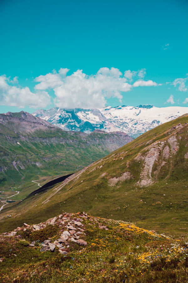Cet article te présente les plus belles randonnées de Maurienne, des sentiers offrant des panoramas époustouflants et des expériences inoubliables au cœur des Alpes. Des itinéraires accessibles à tous niveaux te feront découvrir des lacs cristallins, des sommets majestueux et des refuges accueillants. Prépare tes chaussures de randonnée et pars à l'aventure dans cette région encore préservée du tourisme de masse!