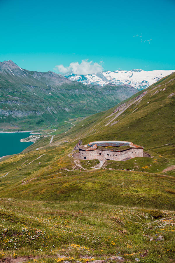 Cet article te présente les plus belles randonnées de Maurienne, des sentiers offrant des panoramas époustouflants et des expériences inoubliables au cœur des Alpes. Des itinéraires accessibles à tous niveaux te feront découvrir des lacs cristallins, des sommets majestueux et des refuges accueillants. Prépare tes chaussures de randonnée et pars à l'aventure dans cette région encore préservée du tourisme de masse!