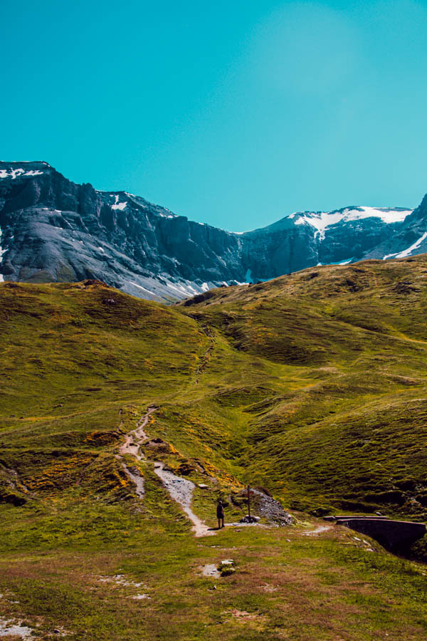 Cet article te présente les plus belles randonnées de Maurienne, des sentiers offrant des panoramas époustouflants et des expériences inoubliables au cœur des Alpes. Des itinéraires accessibles à tous niveaux te feront découvrir des lacs cristallins, des sommets majestueux et des refuges accueillants. Prépare tes chaussures de randonnée et pars à l'aventure dans cette région encore préservée du tourisme de masse!